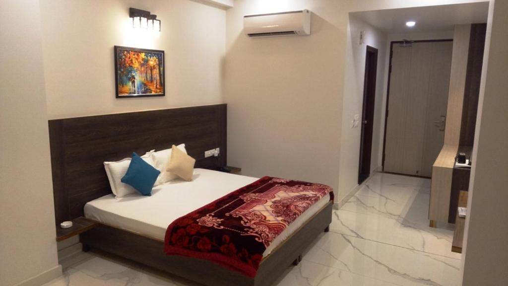 Alankrita Suites & Party Halls Meerut Exteriör bild