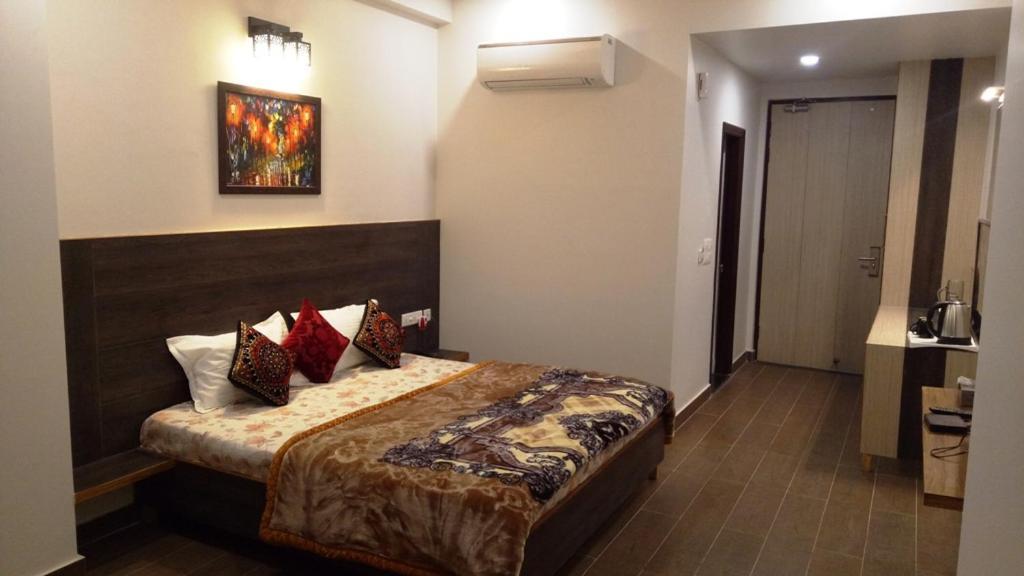 Alankrita Suites & Party Halls Meerut Exteriör bild